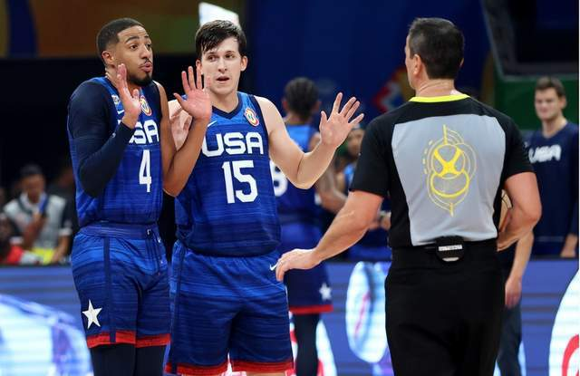 NBA赛场里夫斯在篮板球争抢中的拼搏精神体现