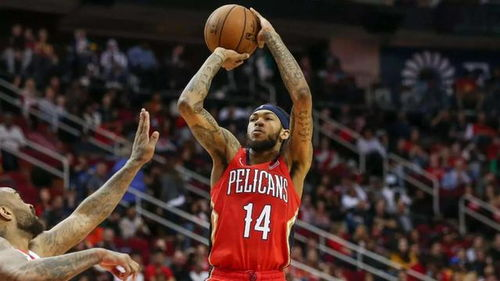 NBA球星英格拉姆与队友的空中接力精彩瞬间