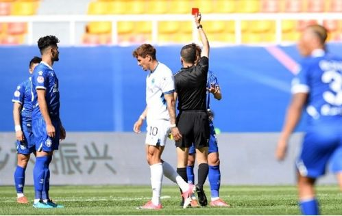 绿茵场变溜冰场?2026世界杯滑倒事件全解析