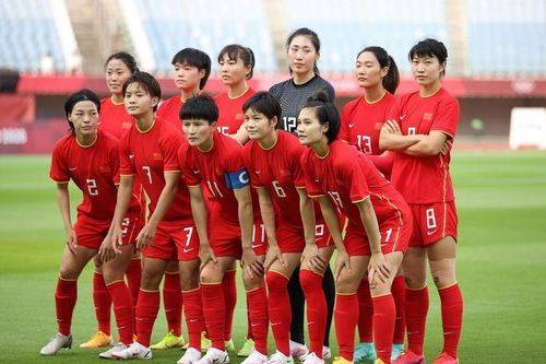 《绿茵巾帼：中国女足的热血征程》