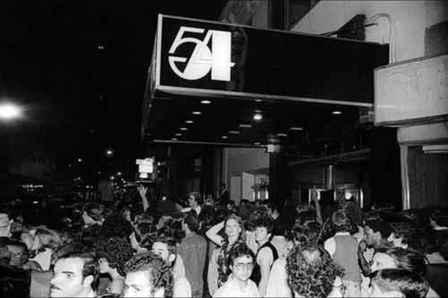 《54俱乐部》：纸醉金迷的夜店传奇，还是时代精神的真实写照？