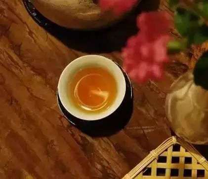 《饮茶》：一杯茶里的百味人生，你品出