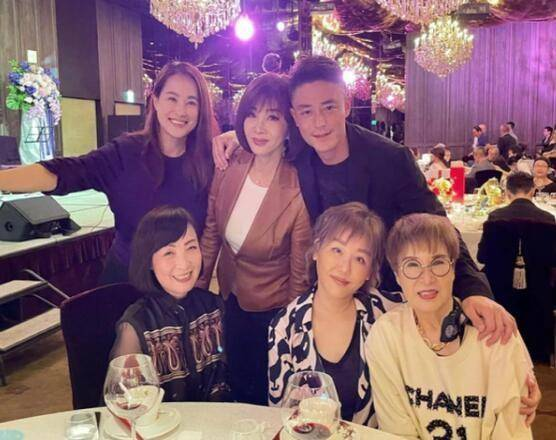 《亲妈寿宴上女儿美飒全场》