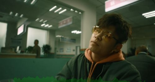 《三个孬家伙》：荒诞喜剧背后的兄弟情