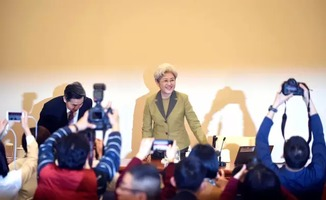 乌龙记者：一场笑中带泪的职业荒诞剧