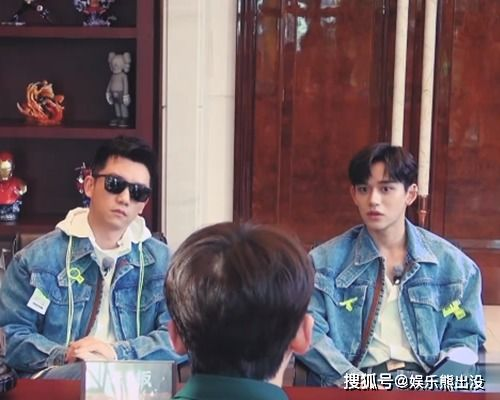 《上班摸鱼，被总裁老公抓个正着》：职