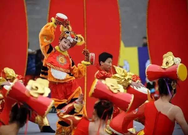 2025辽宁卫视春晚：笑点与泪点齐飞，东北风情再