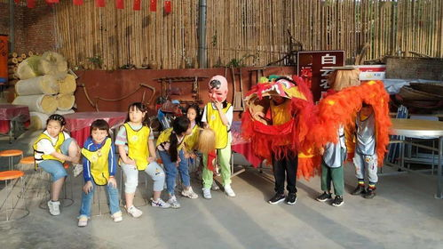 七个隆咚锵咚锵：这部荒诞喜剧为何让人笑中带