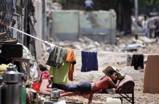 《两个玛吉·摩尔》：一场身份错位的黑色幽默悬