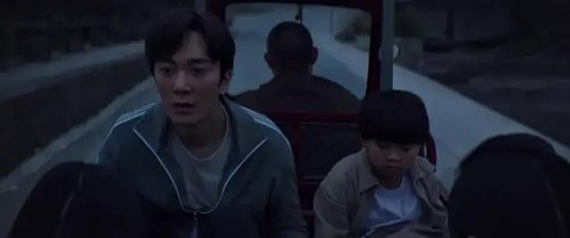 《人咬狗》：一部颠覆传统的黑色幽默犯罪片
