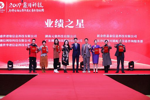 《中央广播电视总台2023网络春晚》：一场科技与