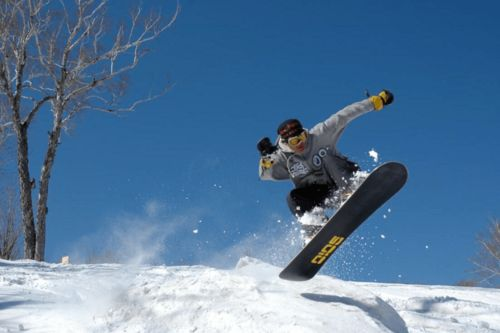 《赞恩·兰普雷：滑雪巡逻队》——极限运动与青