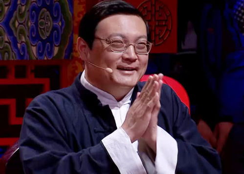 《老梁故事汇》：一档让你笑中带泪的脱口秀节