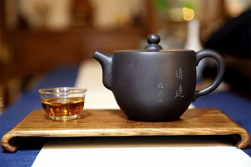 《黄铜茶壶》：欲望与贪婪的黑色幽默寓言