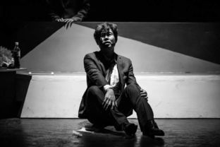《职工头围用膳》：一部荒诞又真实的职场生存