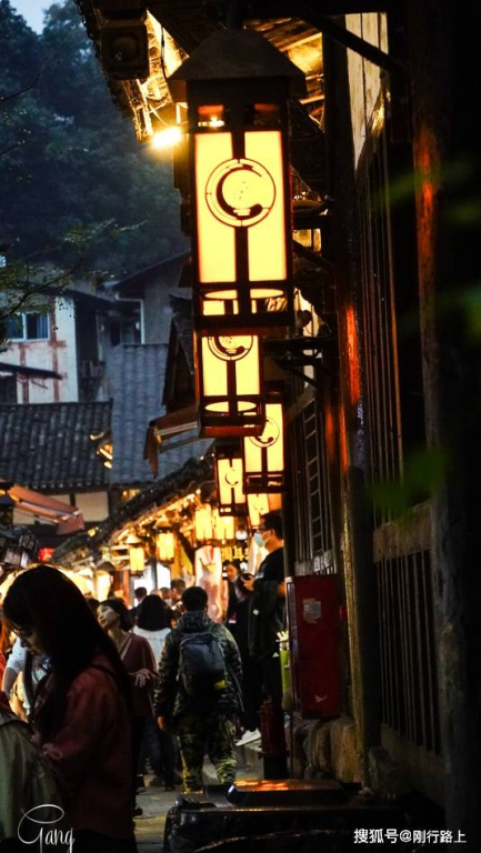 《钟鼓楼》：老北京胡同里的烟火人生，藏着多