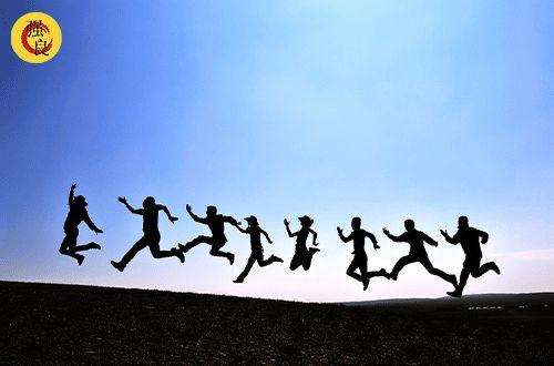 《高弧慢球》：一场关于青春与梦想的慢热对决