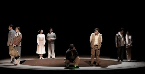 《首演之夜》：当舞台与现实交织，谁才是真正