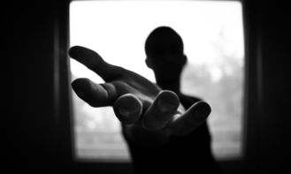 《雷德怒潮》：一场关于复仇与救赎的黑暗风暴