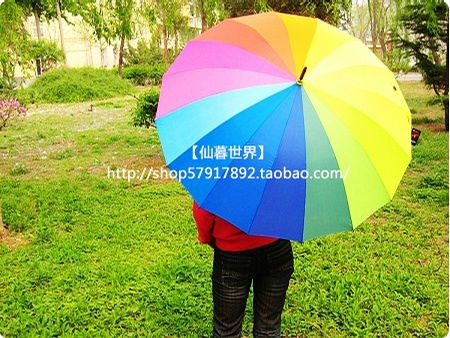 暴雨中撑开的彩虹伞