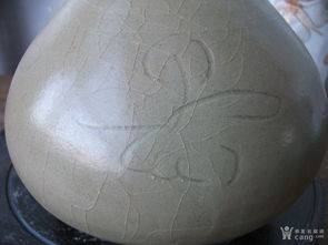 青瓷花瓶里的裂缝正在蔓延