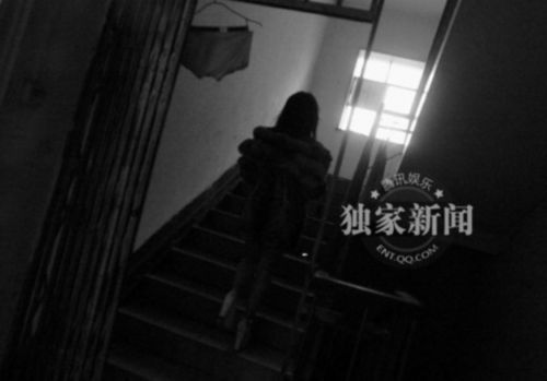 锈迹斑斑的铁门后藏着怎样的暴烈觉醒