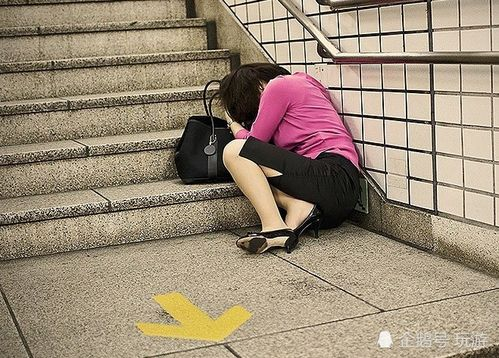当裸体海滩上出现一具西装革履的尸体
