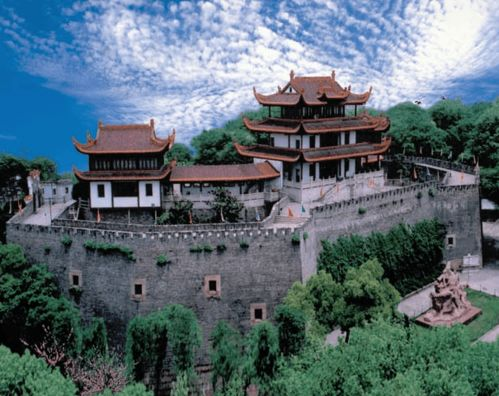 湖南最出名的山,探寻自然与文化之美-岳麓山解析